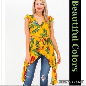 HP!! 🎉🎉🎉Golden Floral Top w/Shark Bite Sides